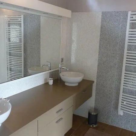 Jolie En Pierre De Tuffeau Longué